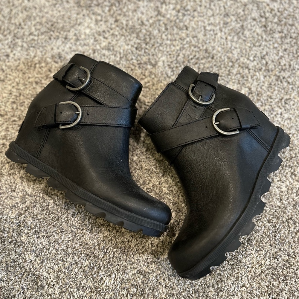 WOMEN'S JOAN OF ARCTIC WEDGE II BUCKLE BOOTIE BLACK 8.5
